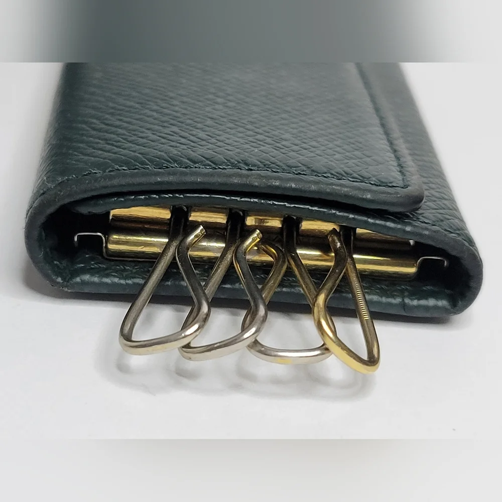 Authentic Louis Vuitton Taiga Leather Dk. Green Porte Cles Key Holder CA0996
